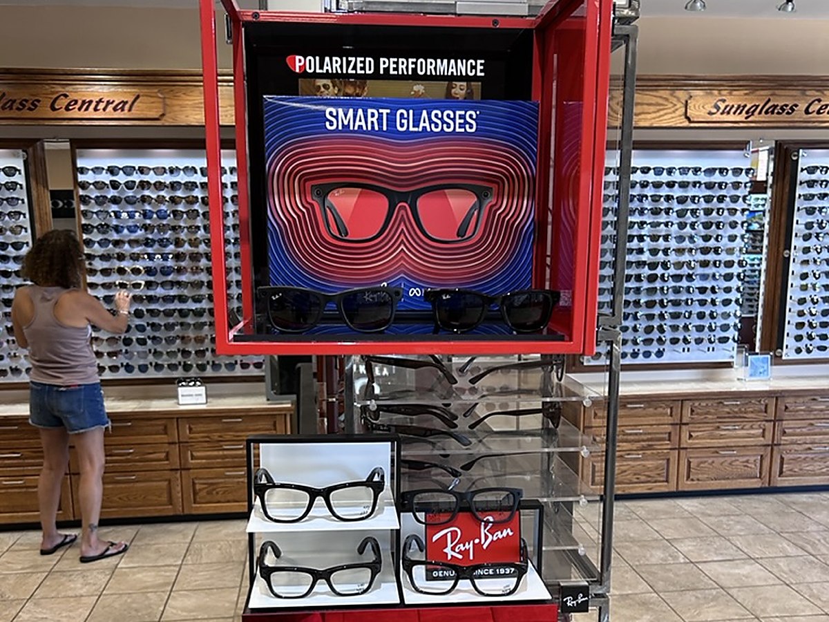 Ray-Ban stand